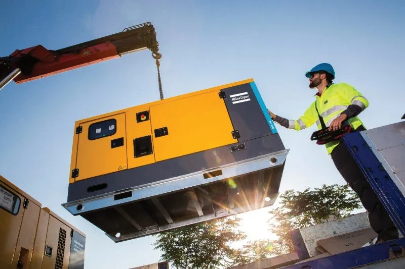En generator bliver løftet på plads (foto: Atlas Copco)