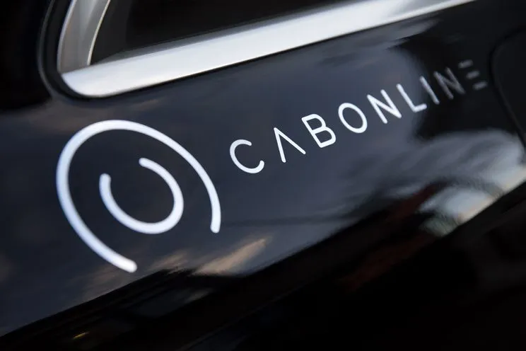 Cabonlines logo på en bildør (foto: Cabonline)