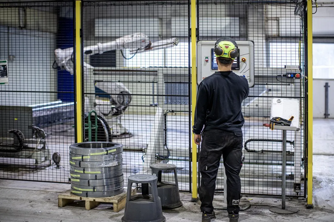 En maskinoperatør ved en industripresse